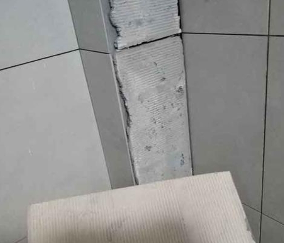 沧州瓷砖空鼓维修公司分享下厨房瓷砖脱落的补救措施。